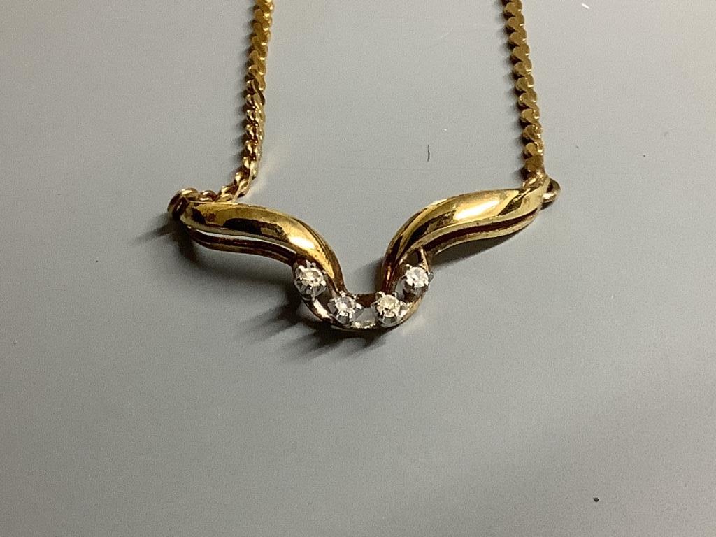 A 9ct gold pendant necklace set three small diamonds, 5g